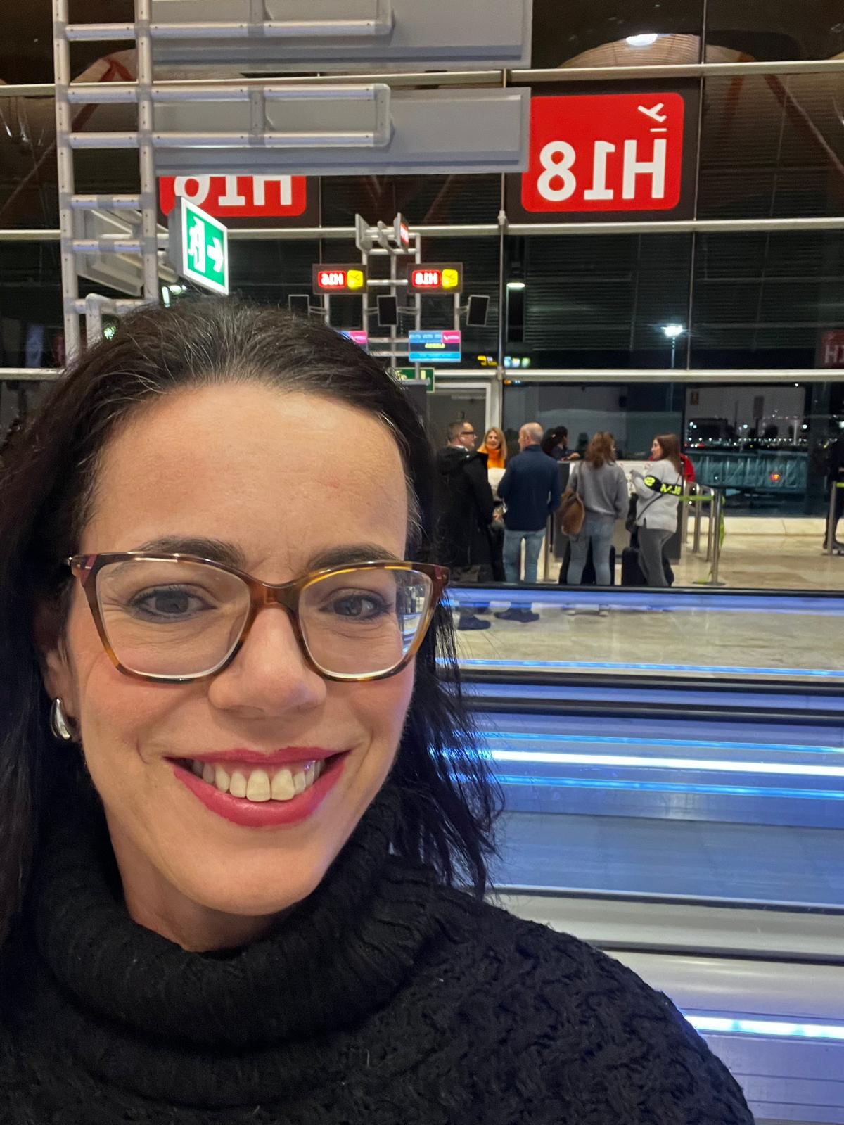 Carol Timm no aeroporto, em uma de suas viagens